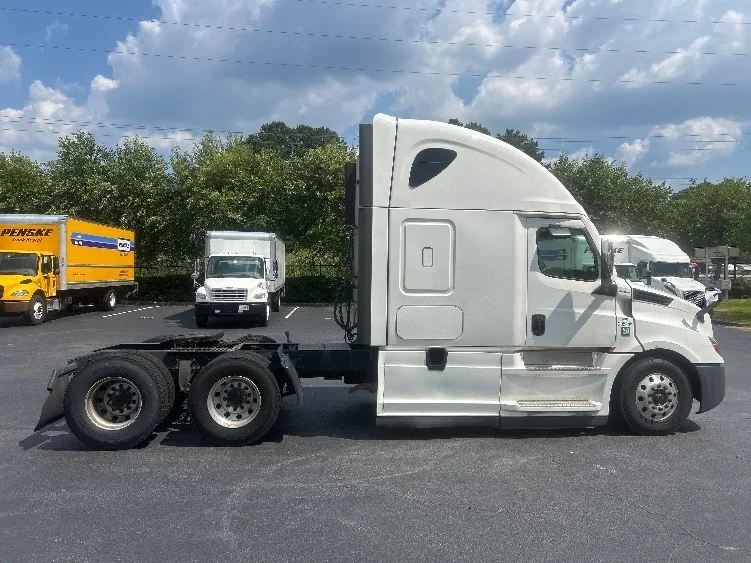 2024 Freightliner Cascadia in Forest Park, GA — photo 8