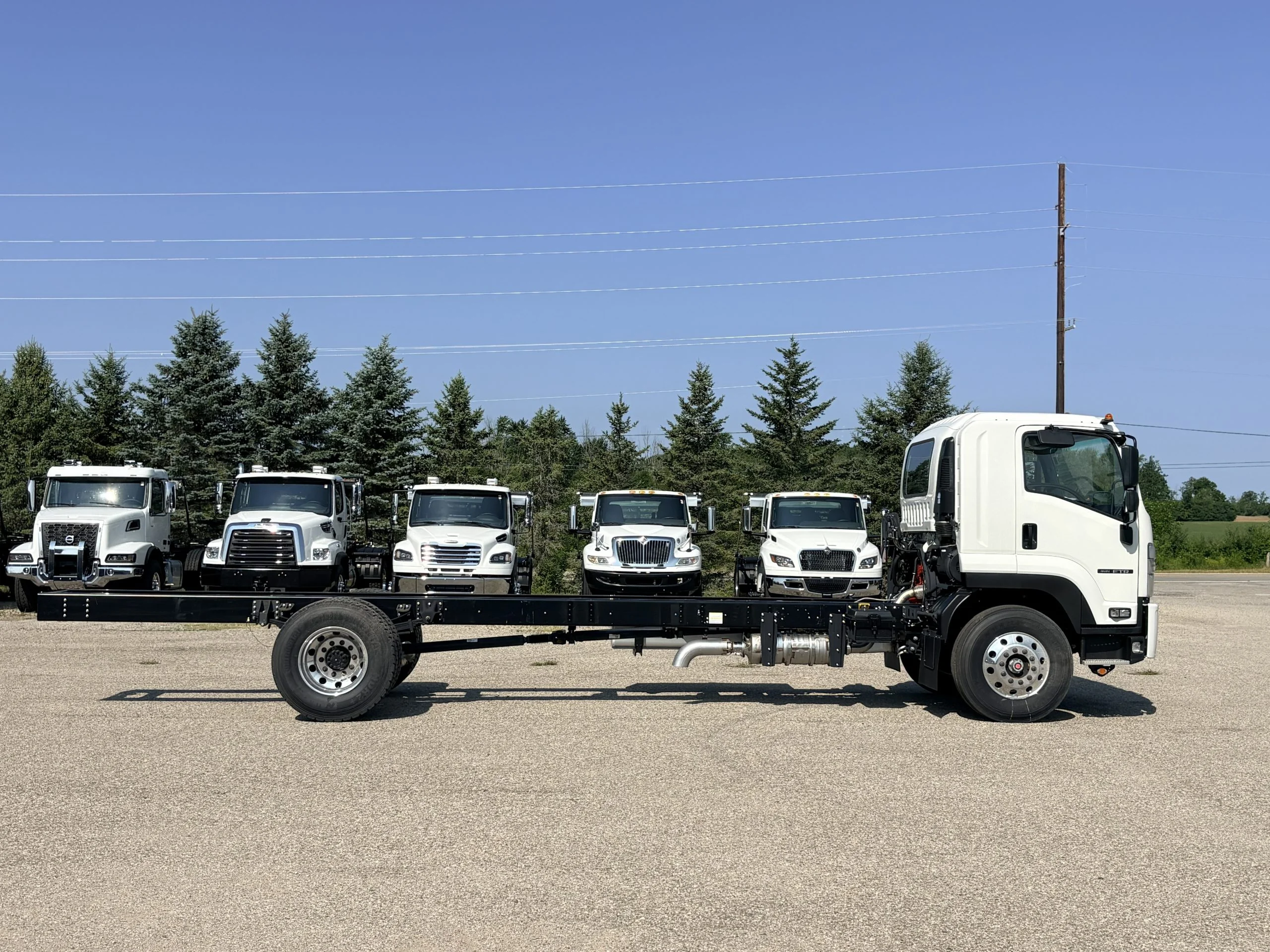 2025 Isuzu FTR — photo 5