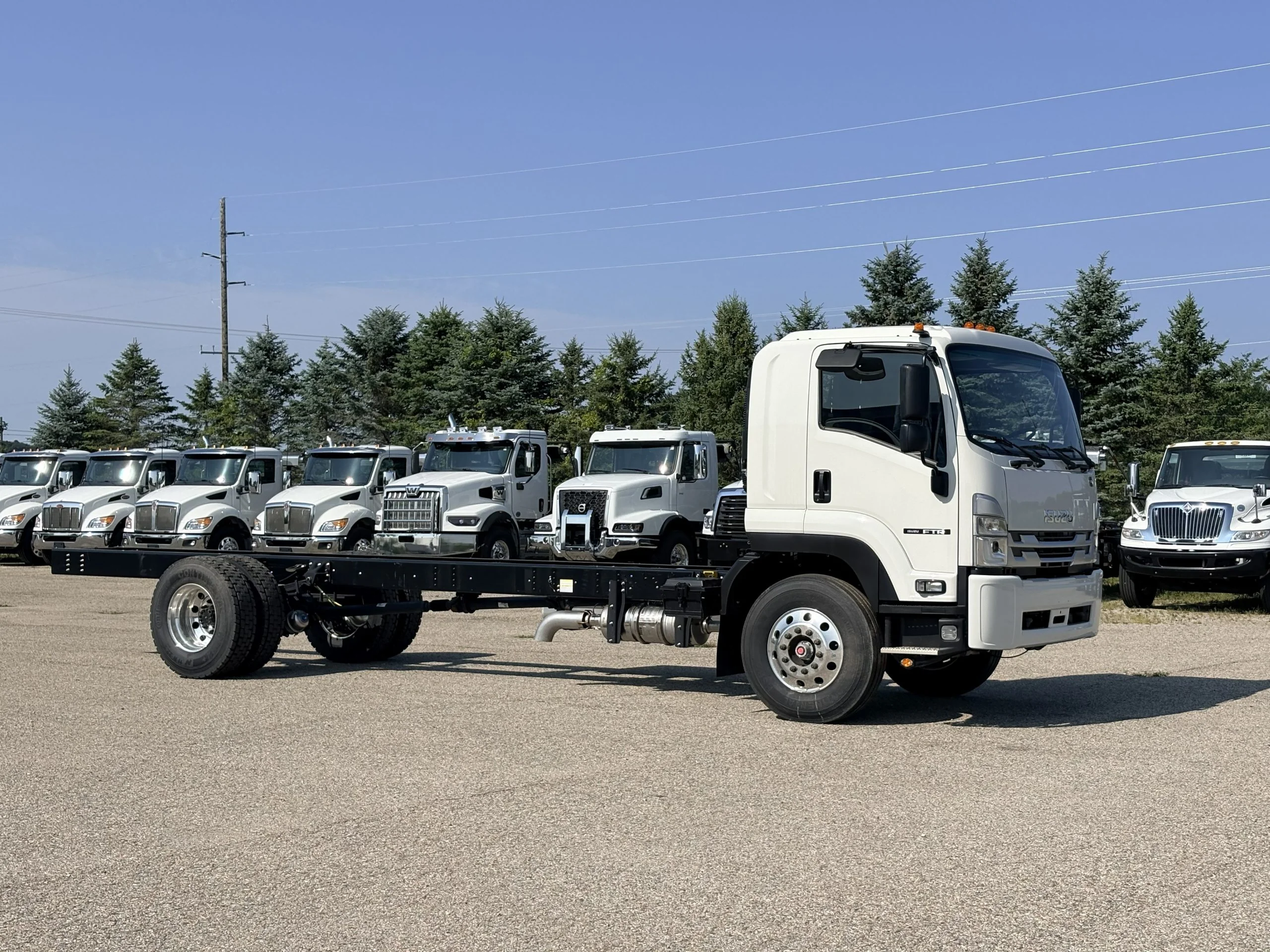2025 Isuzu FTR — photo 2