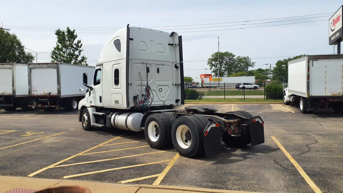 2020 Freightliner Cascadia in Oak Creek, WI — photo 6