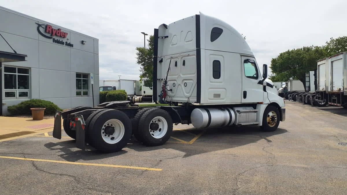 2020 Freightliner Cascadia in Oak Creek, WI — photo 4