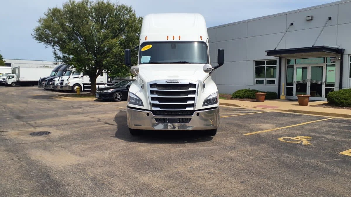 2020 Freightliner Cascadia in Oak Creek, WI — photo 2