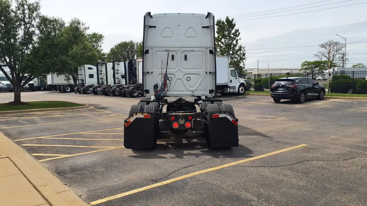 2020 Freightliner Cascadia in Oak Creek, WI — photo 5
