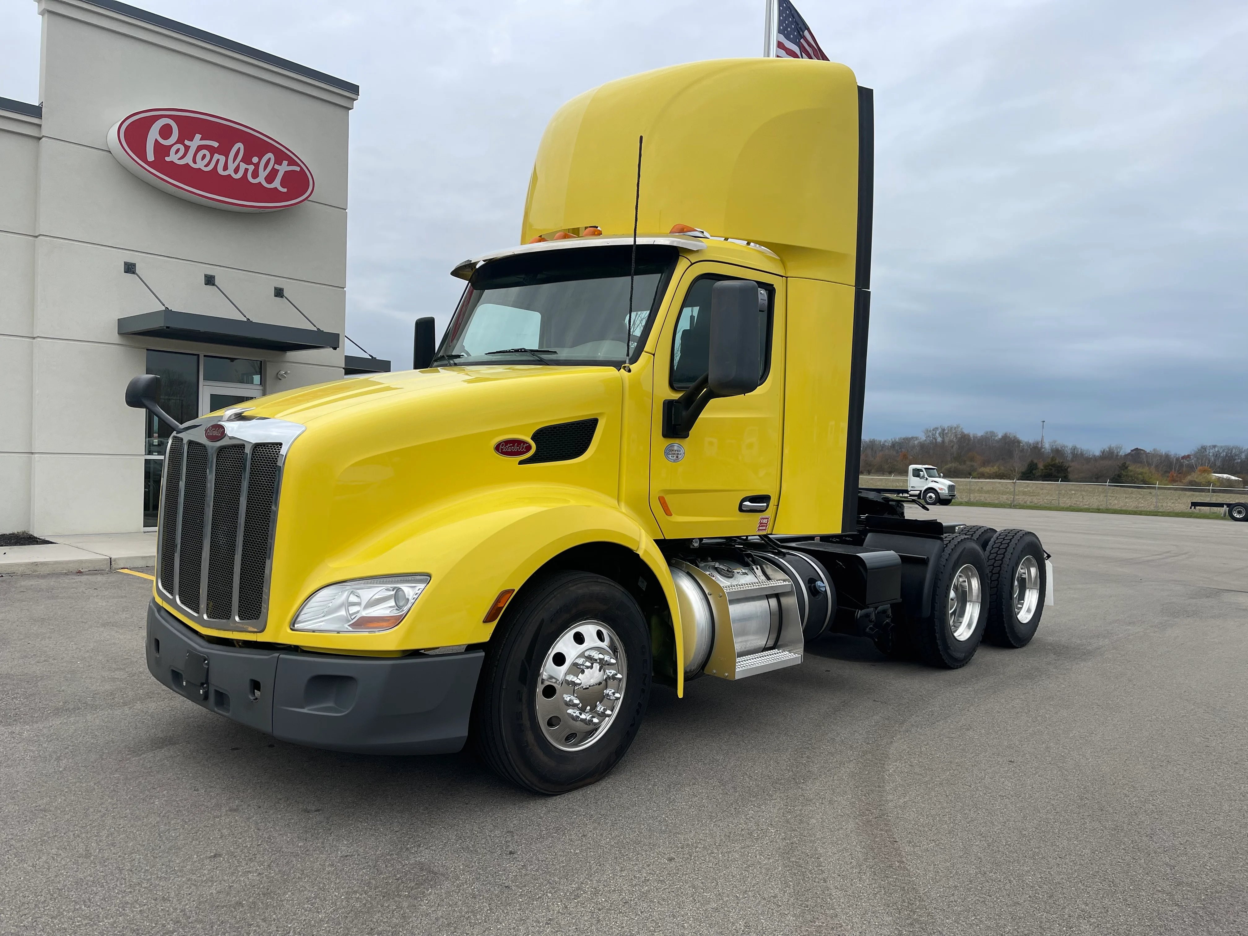 2021 Peterbilt 579 - image 1