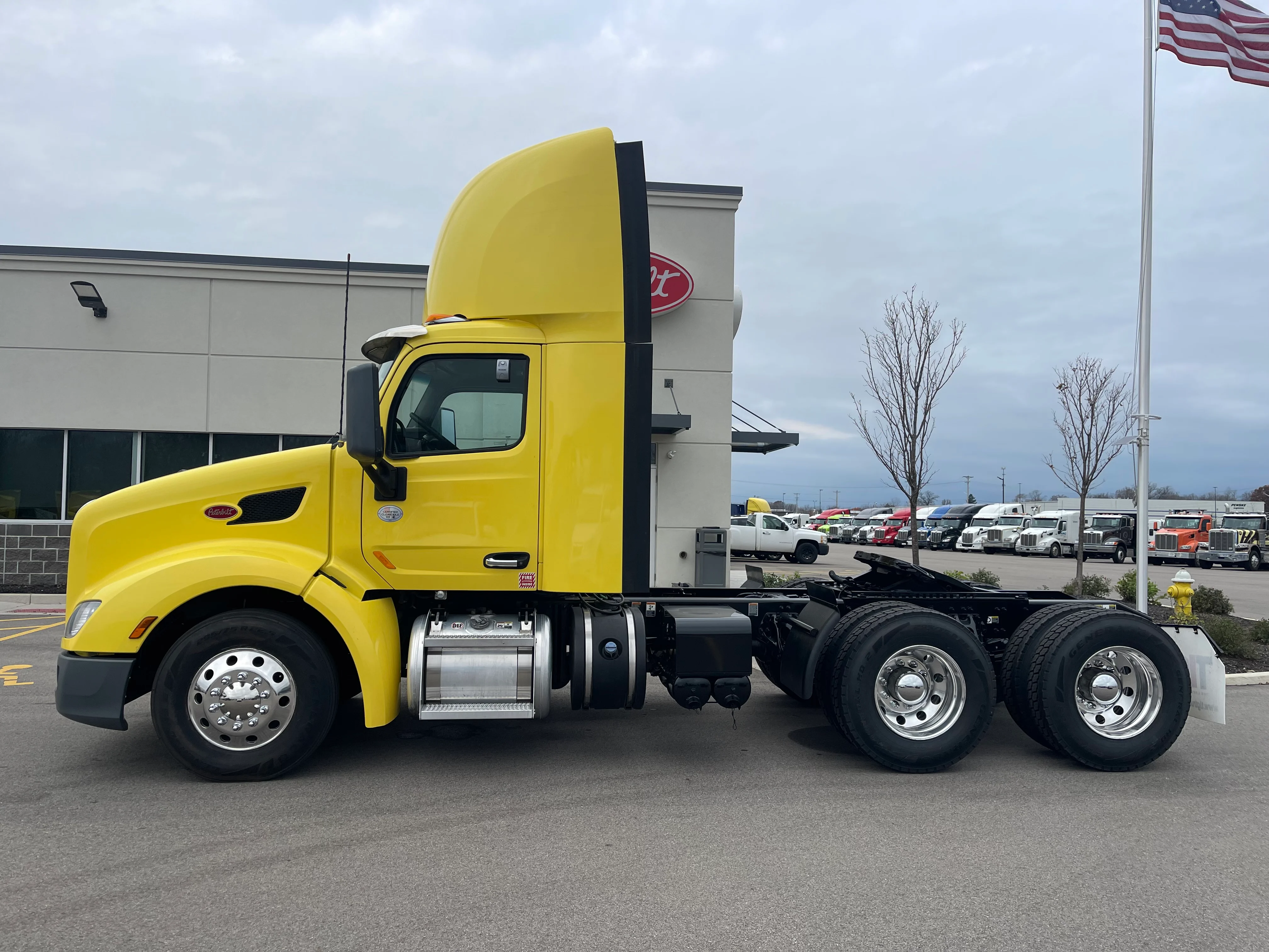 2021 Peterbilt 579 - image 2