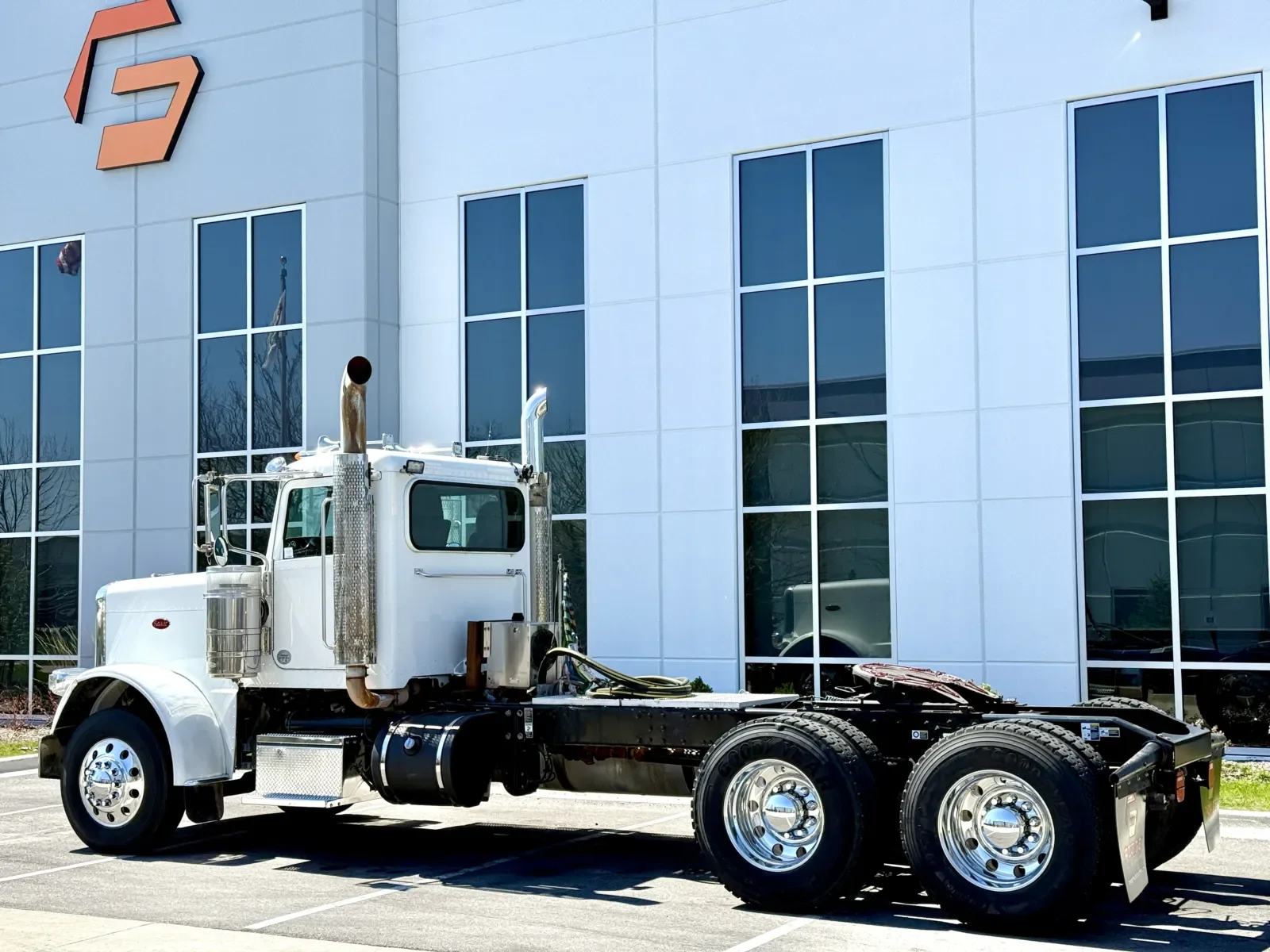 2013 Peterbilt 388 in New Lenox, IL — photo 6