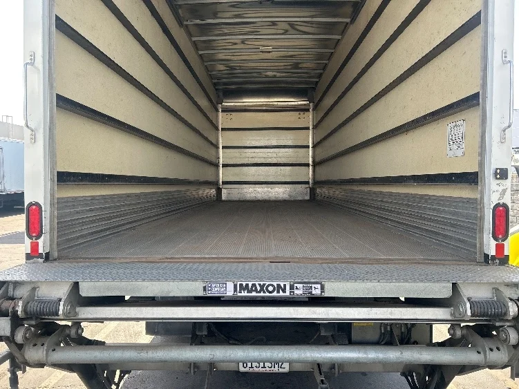 2019 Hino 268 - image 10