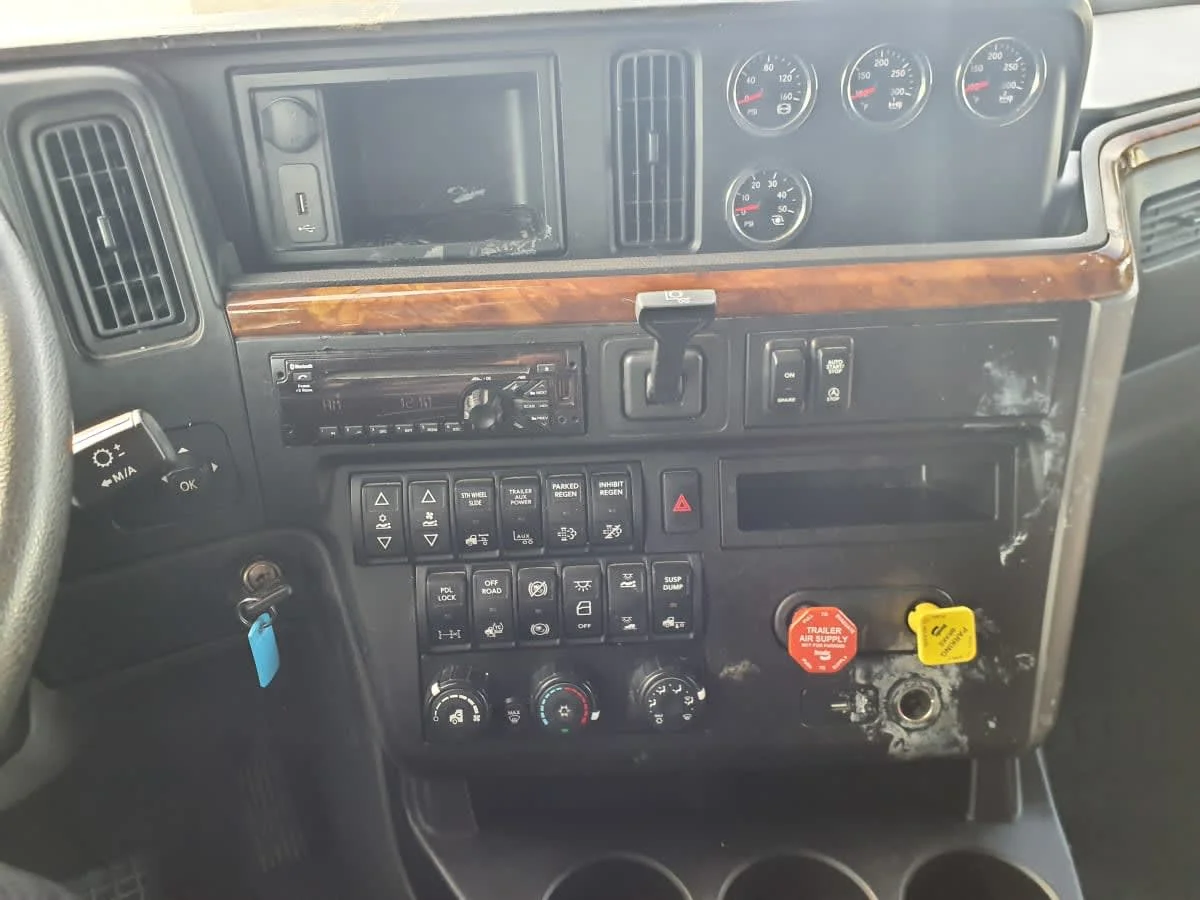 2020 International LT - image 7