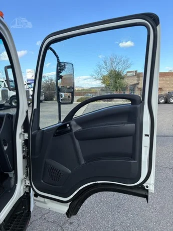 2025 Isuzu NRR - image 36