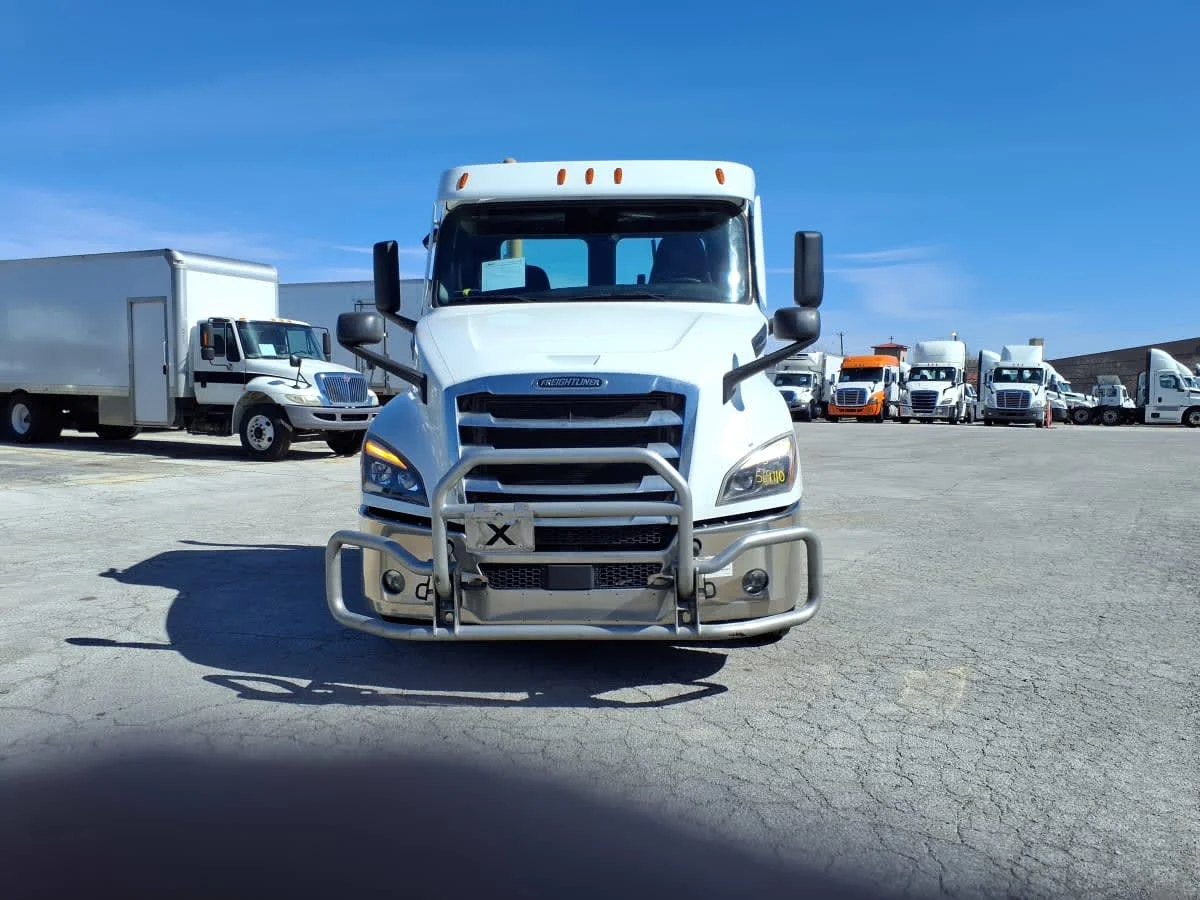 2022 Freightliner Cascadia - image 2