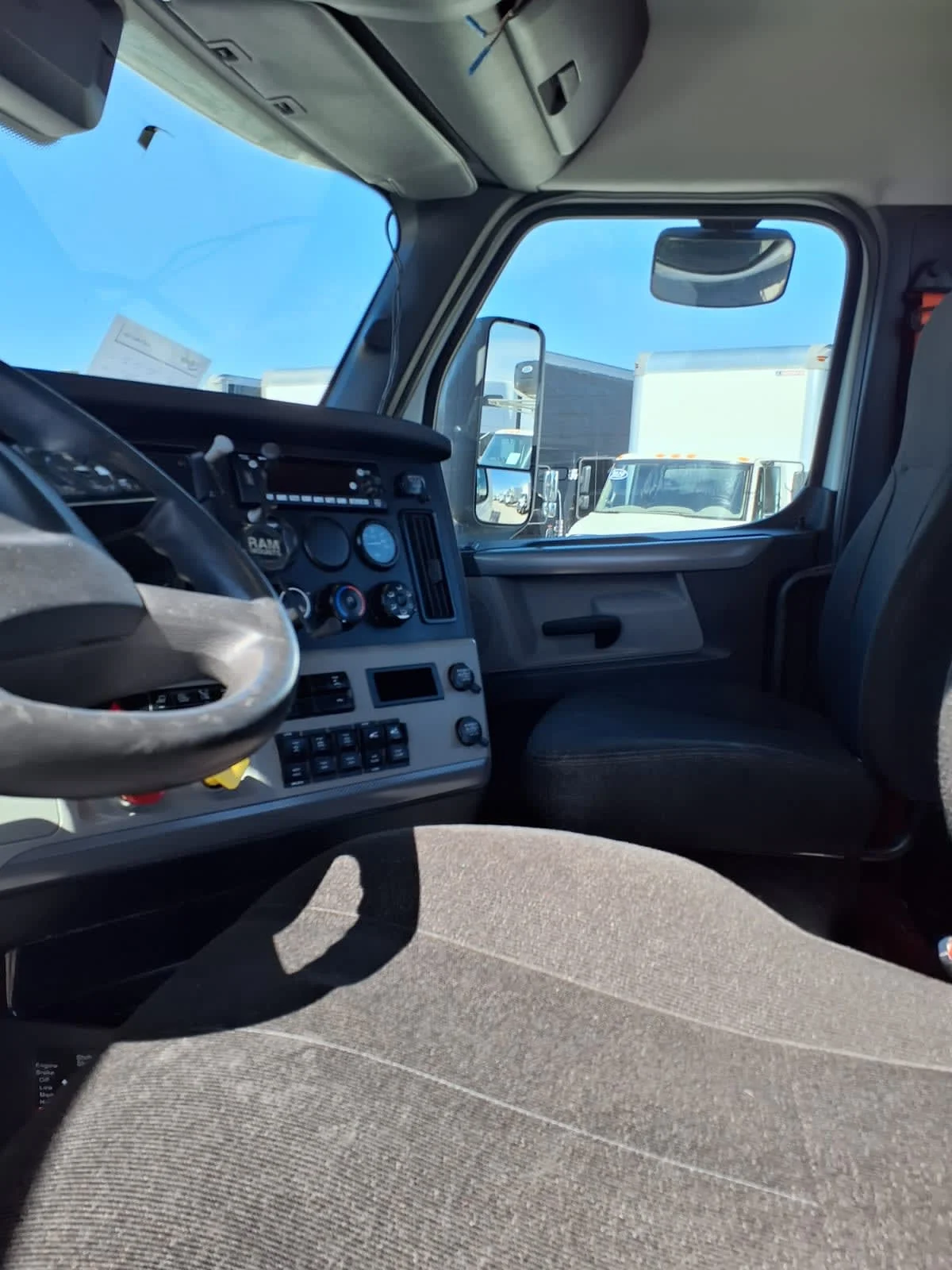 2022 Freightliner Cascadia - image 7