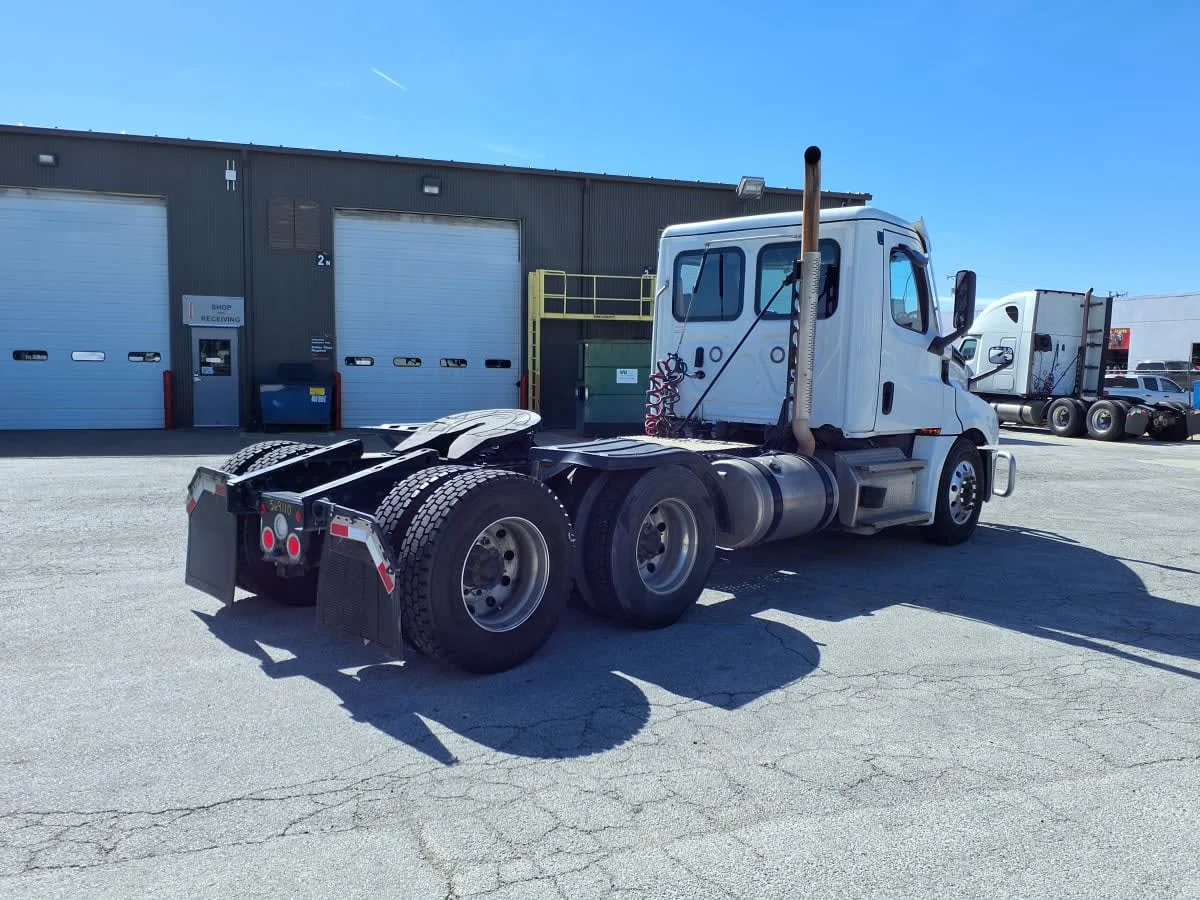 2022 Freightliner Cascadia - image 4