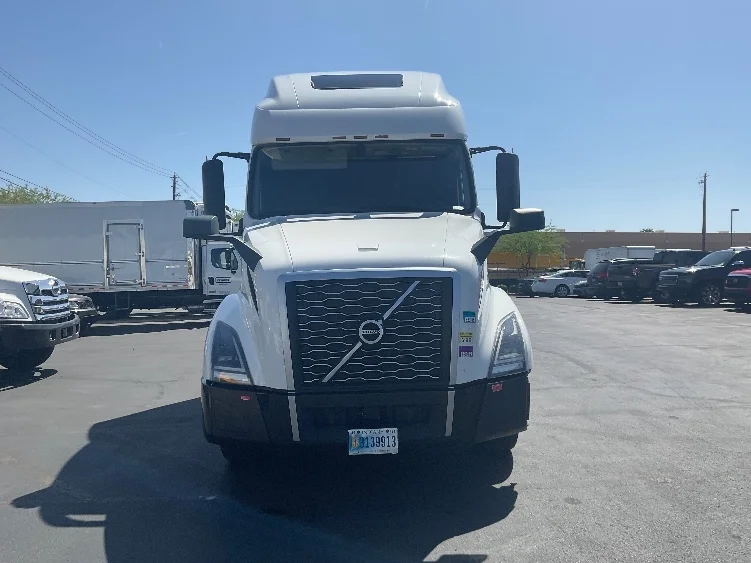 2022 Volvo VNL 760 - image 2