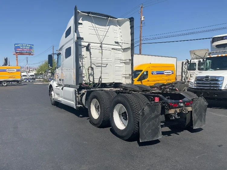 2022 Volvo VNL 760 - image 5
