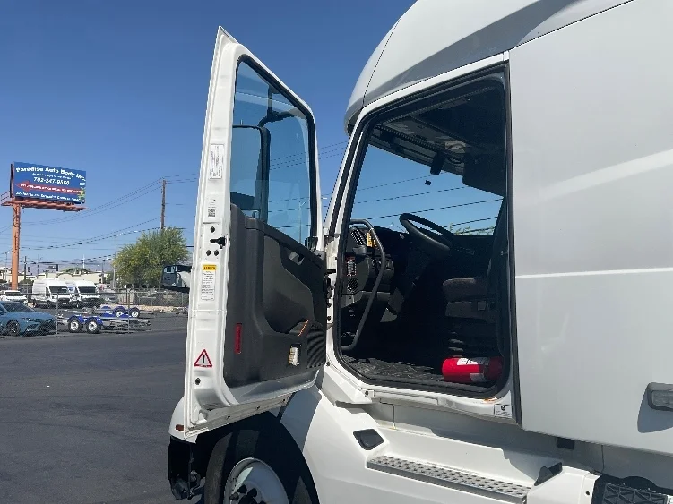 2022 Volvo VNL 760 - image 9