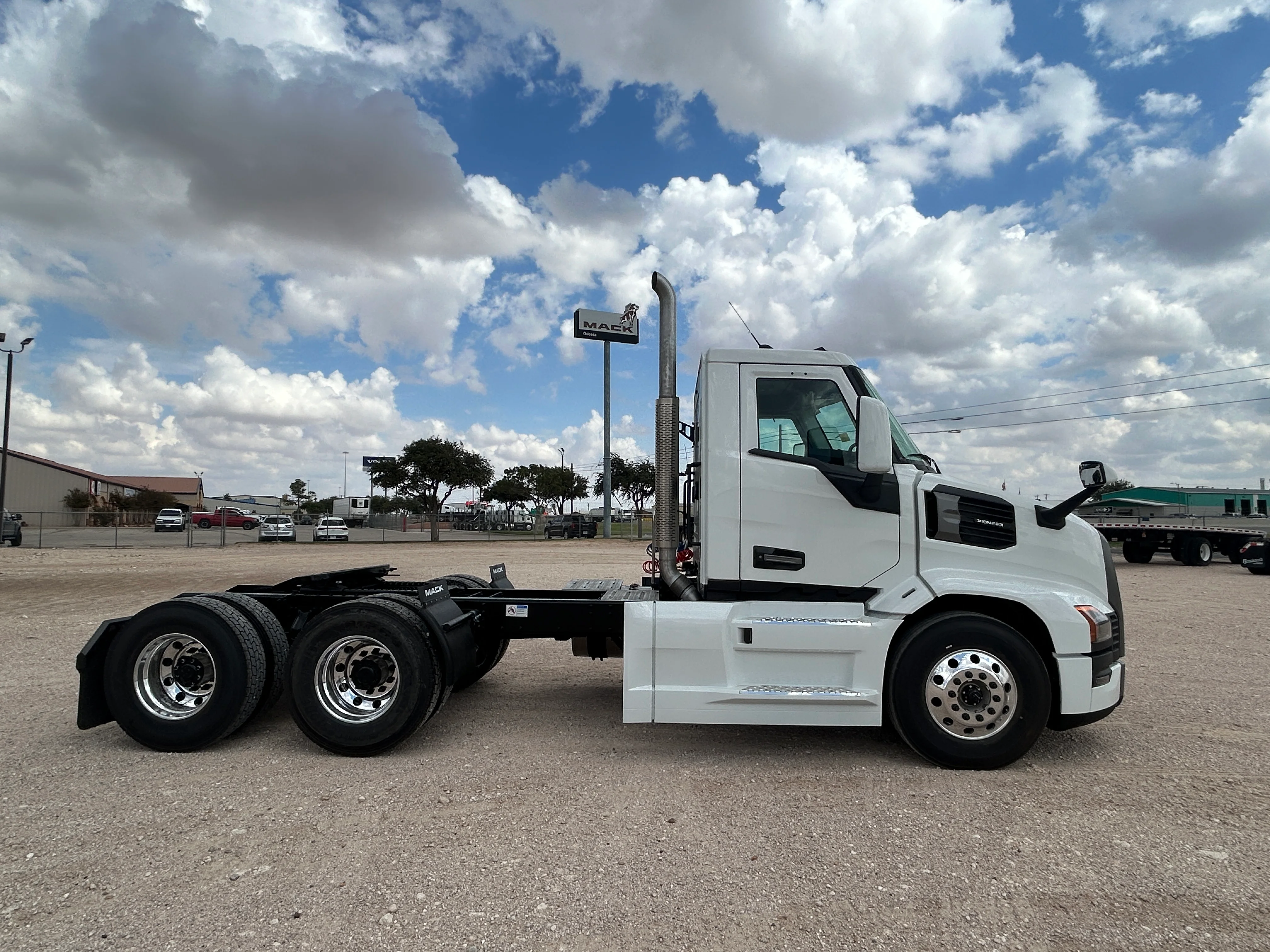 2026 Mack Pinnacle in Odessa, TX — photo 4
