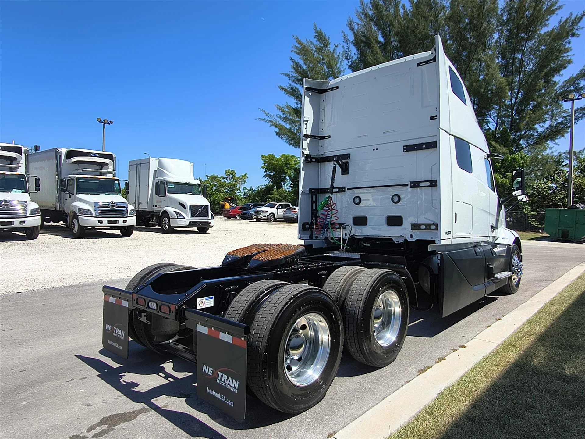 2027 Volvo VNL 860 in Fort Lauderdale, FL — photo 4