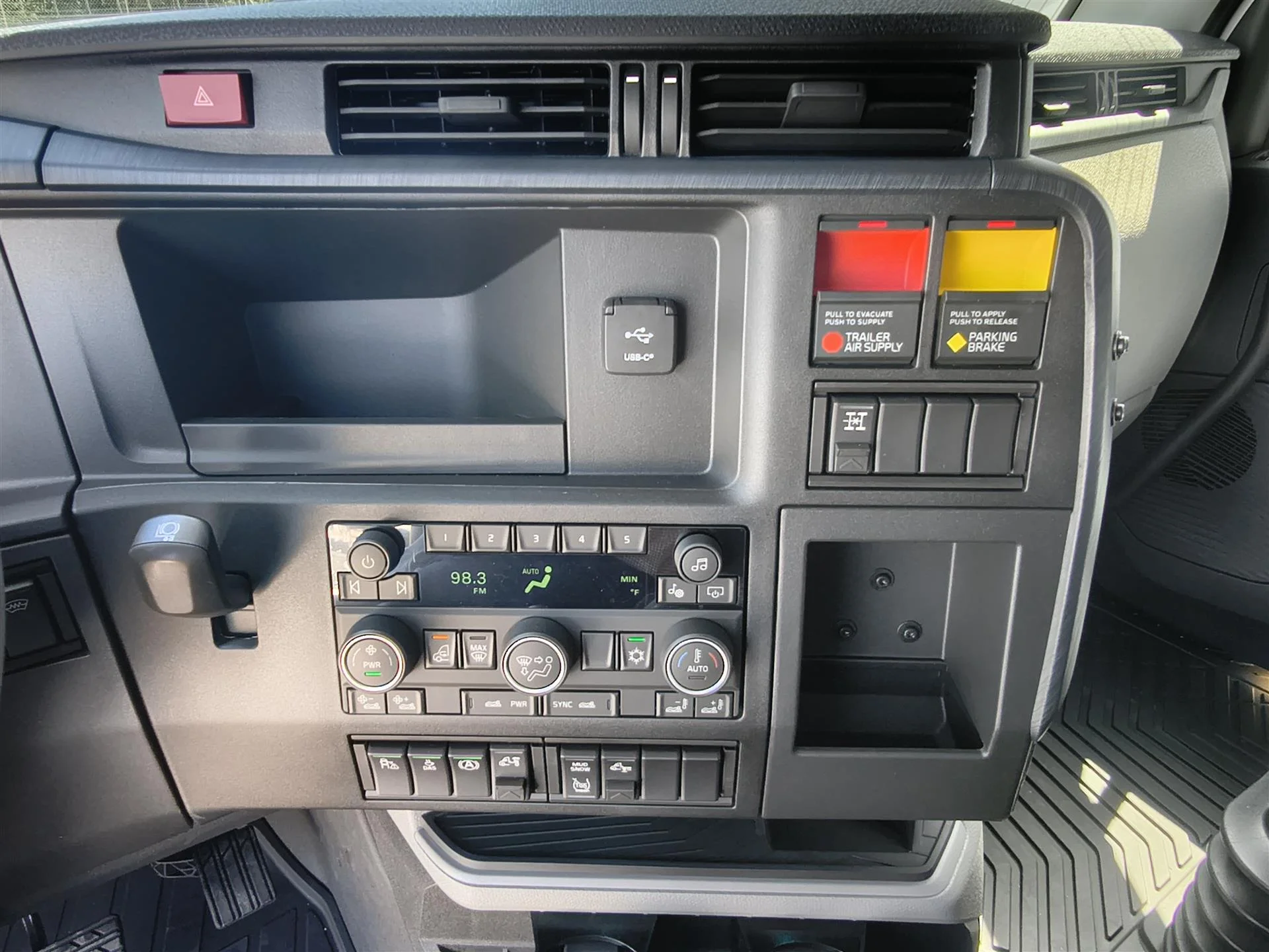 2027 Volvo VNL 860 in Fort Lauderdale, FL — photo 11