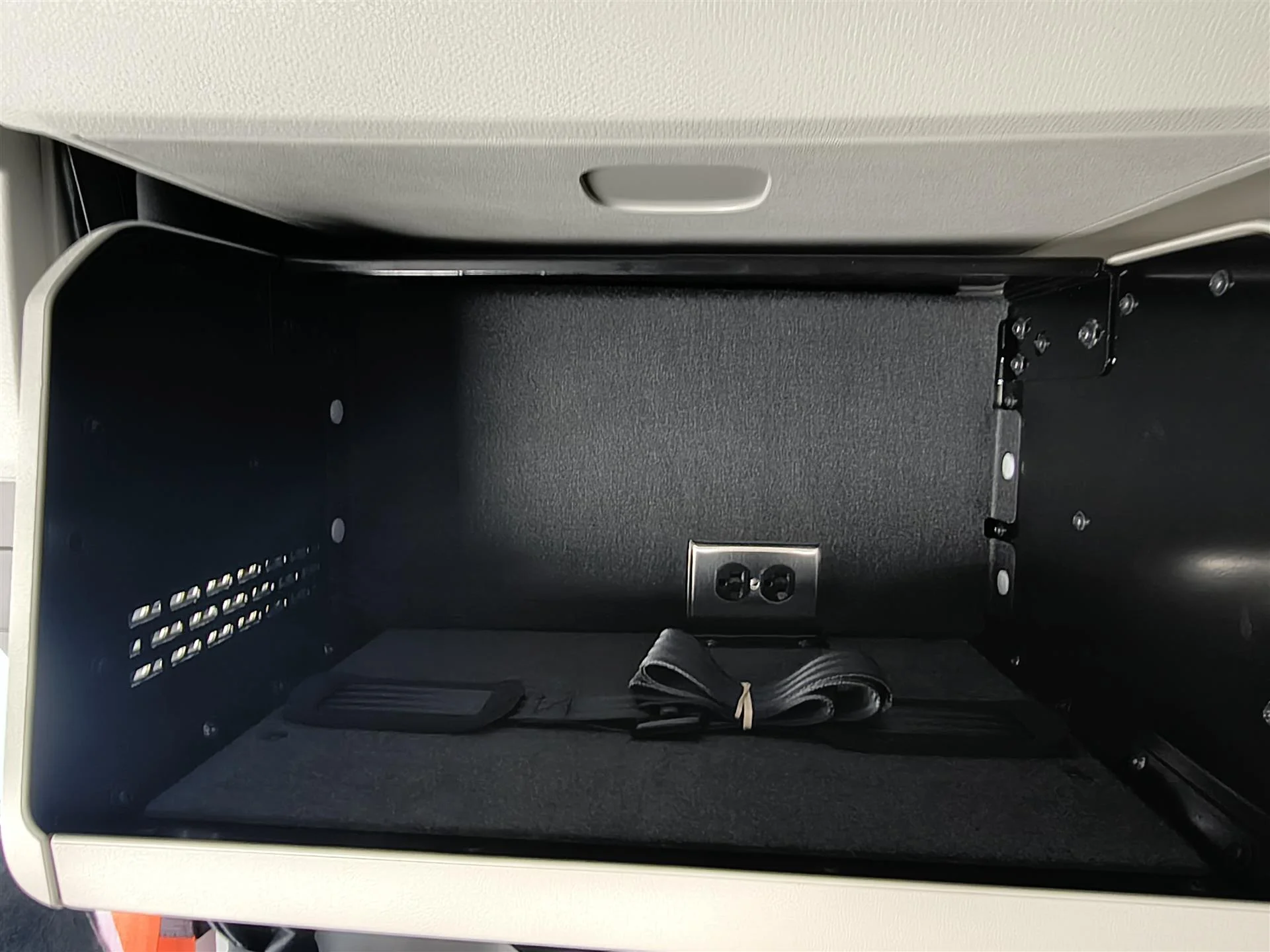 2027 Volvo VNL 860 in Fort Lauderdale, FL — photo 16