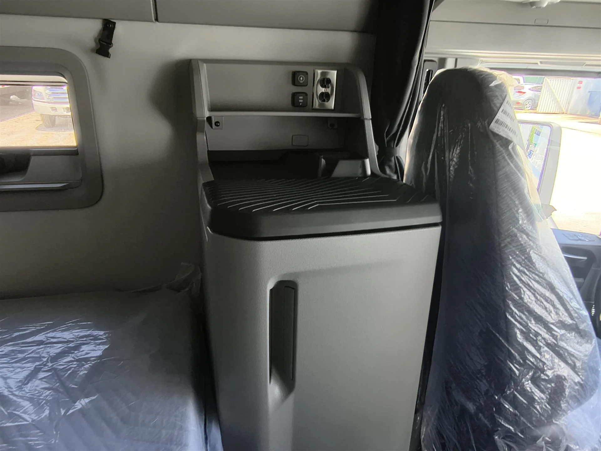 2027 Volvo VNL 860 in Fort Lauderdale, FL — photo 14