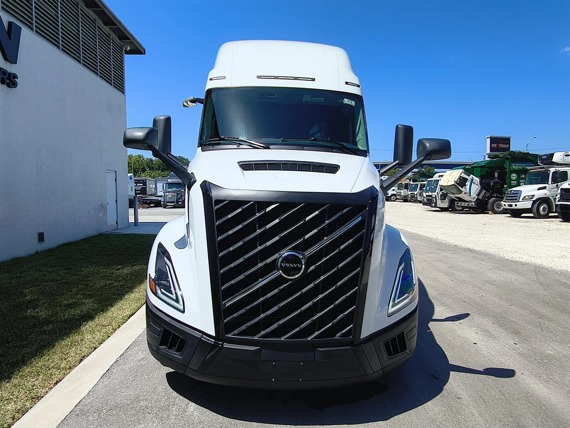 2027 Volvo VNL 860 in Fort Lauderdale, FL — photo 2