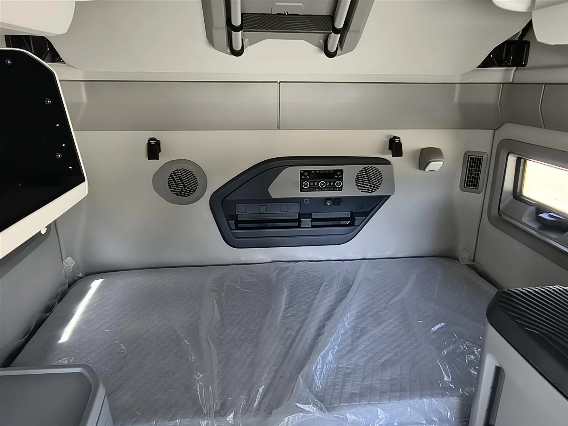 2027 Volvo VNL 860 in Fort Lauderdale, FL — photo 12