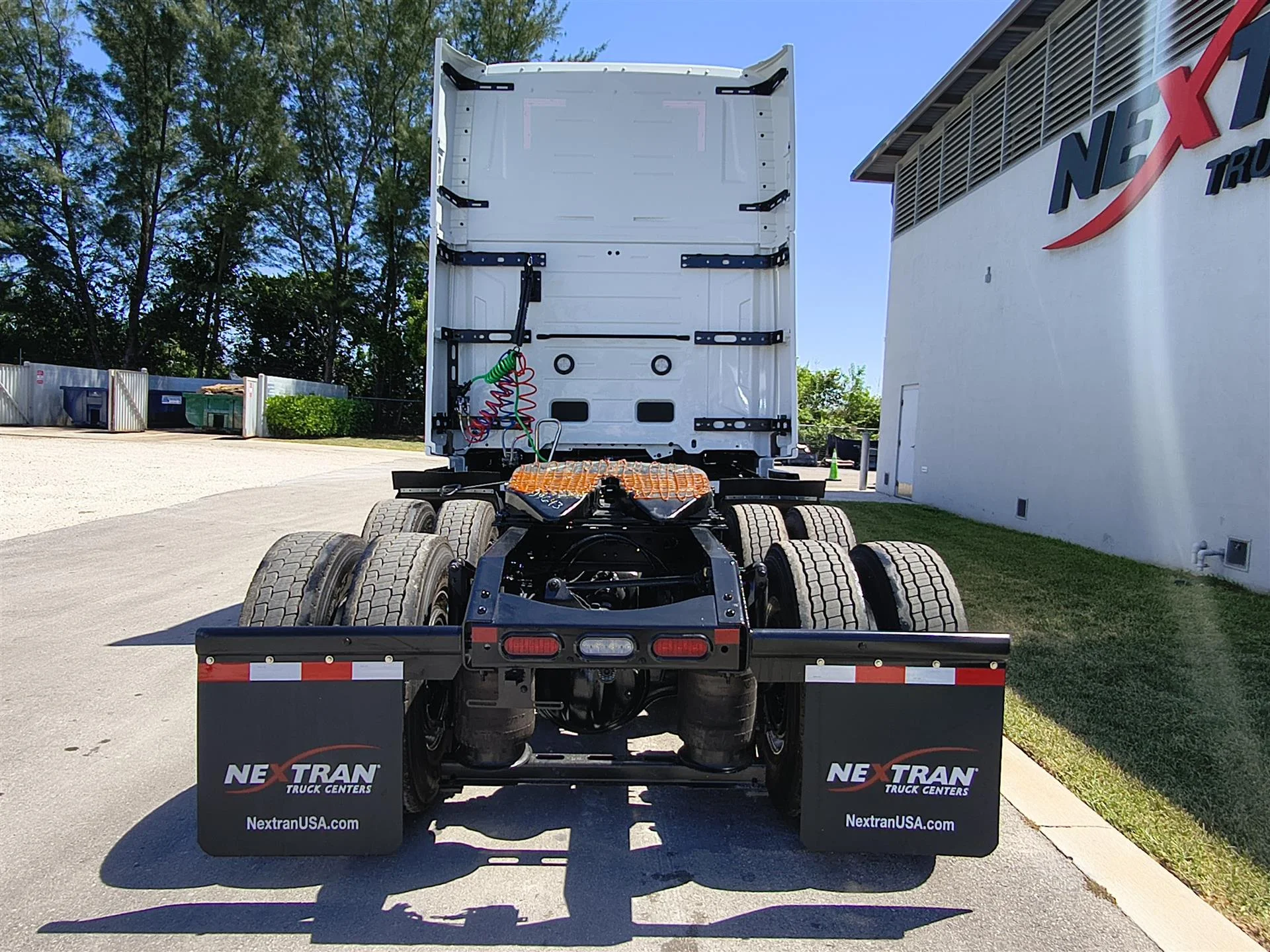 2027 Volvo VNL 860 in Fort Lauderdale, FL — photo 5