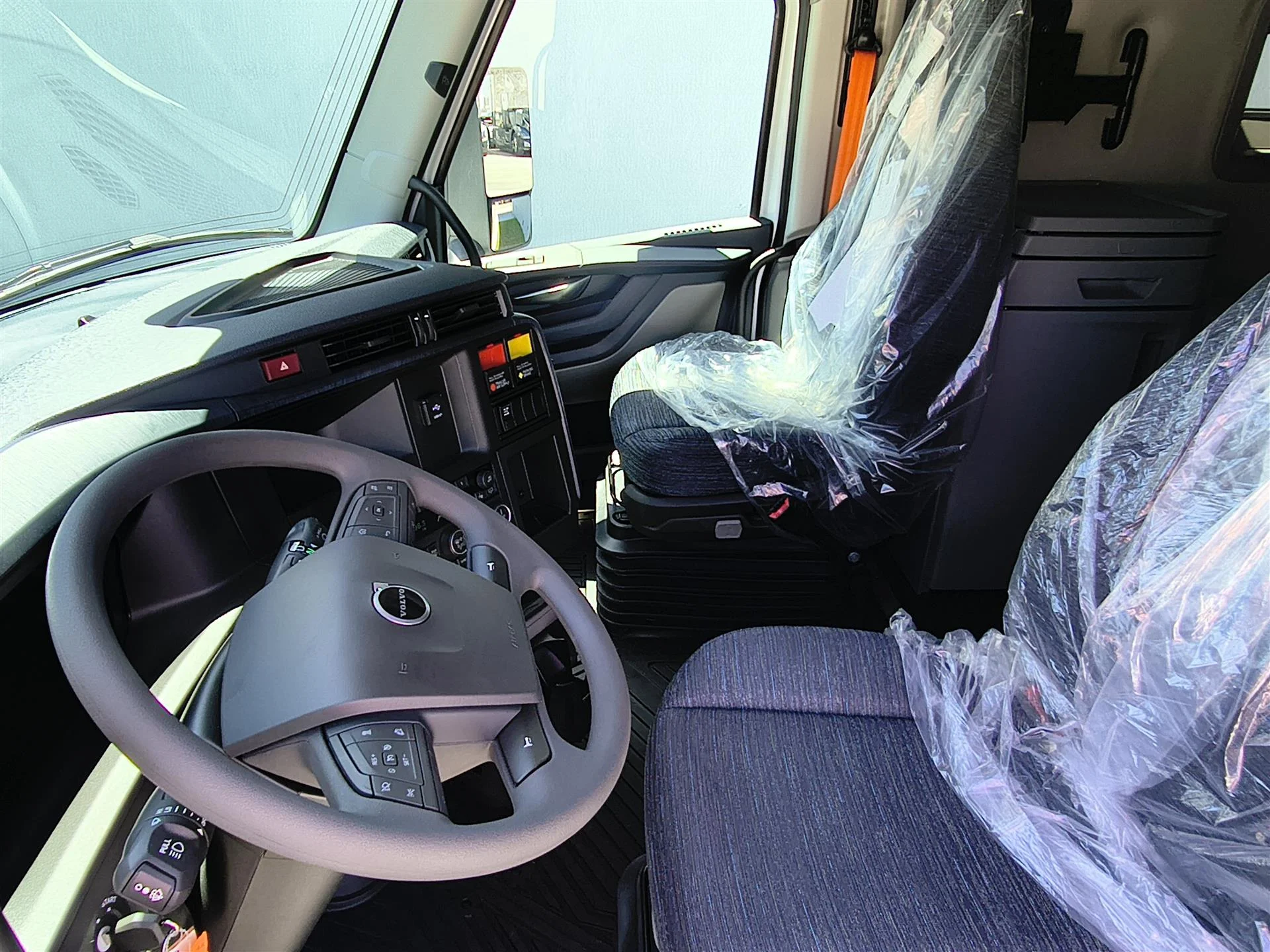 2027 Volvo VNL 860 in Fort Lauderdale, FL — photo 10