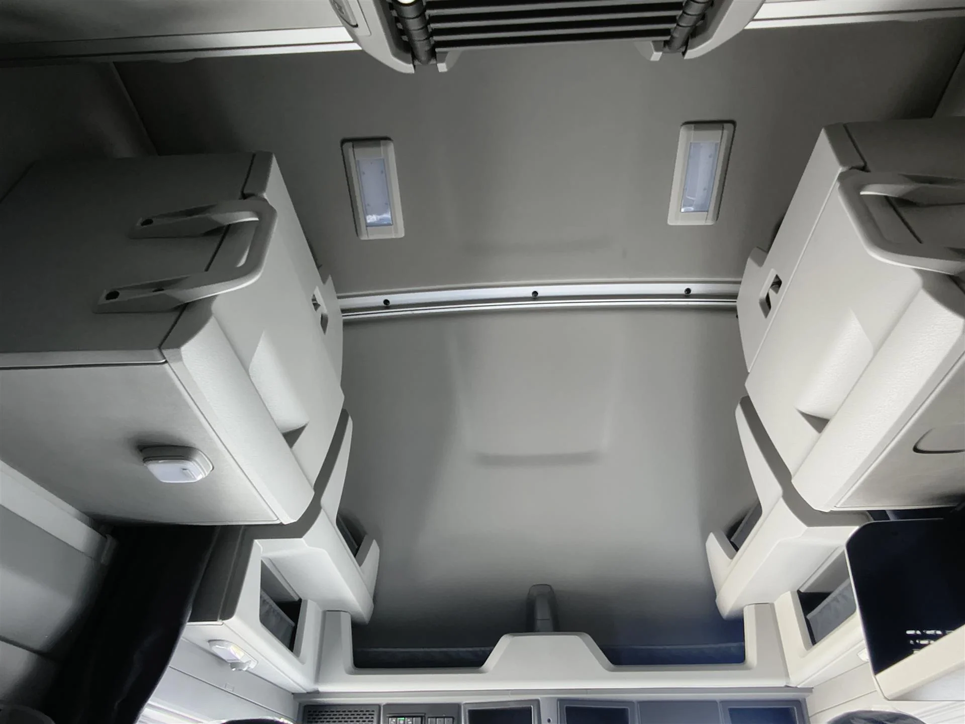 2027 Volvo VNL 860 in Fort Lauderdale, FL — photo 13