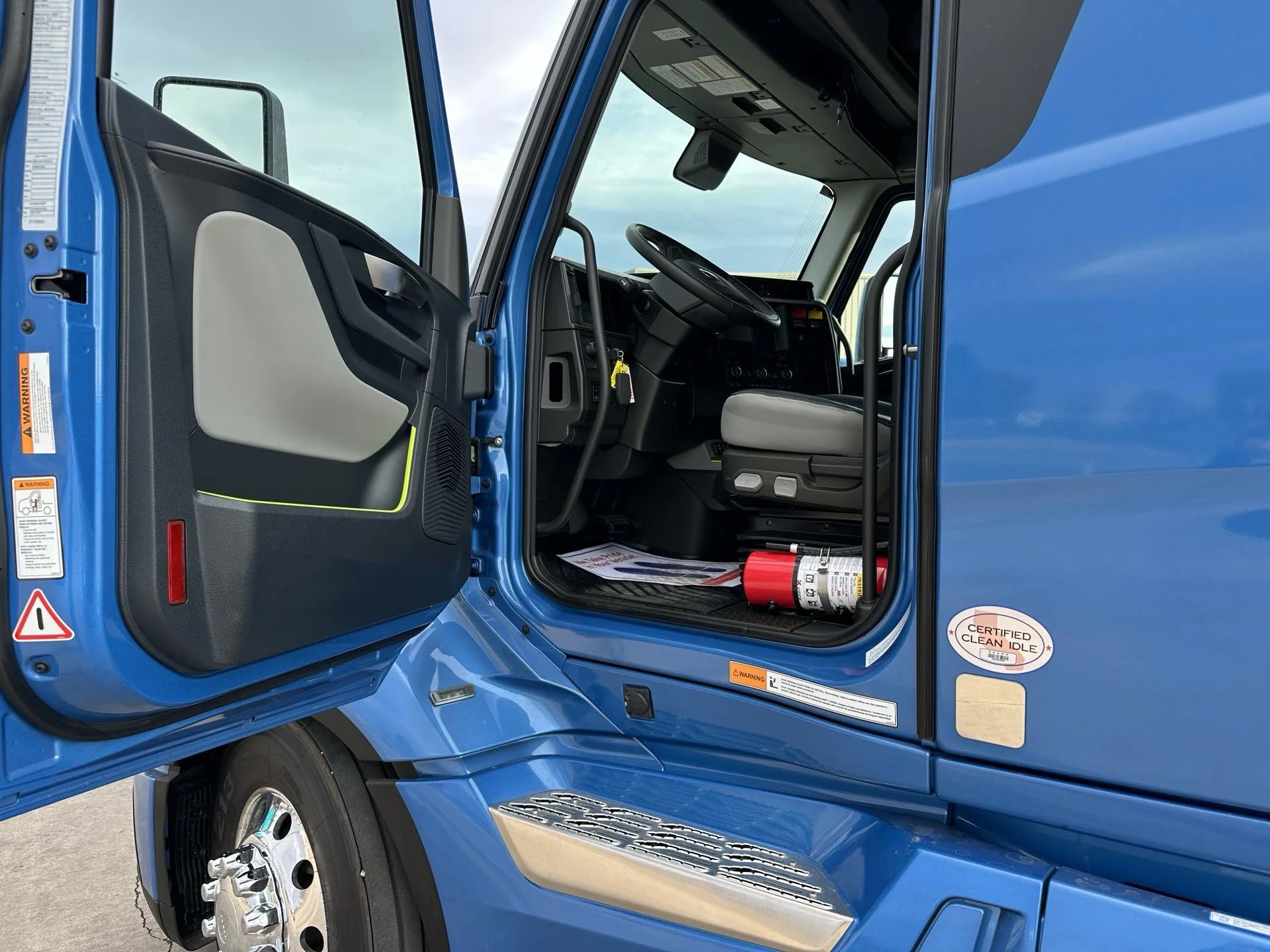 2026 Volvo VNL 860 - image 7