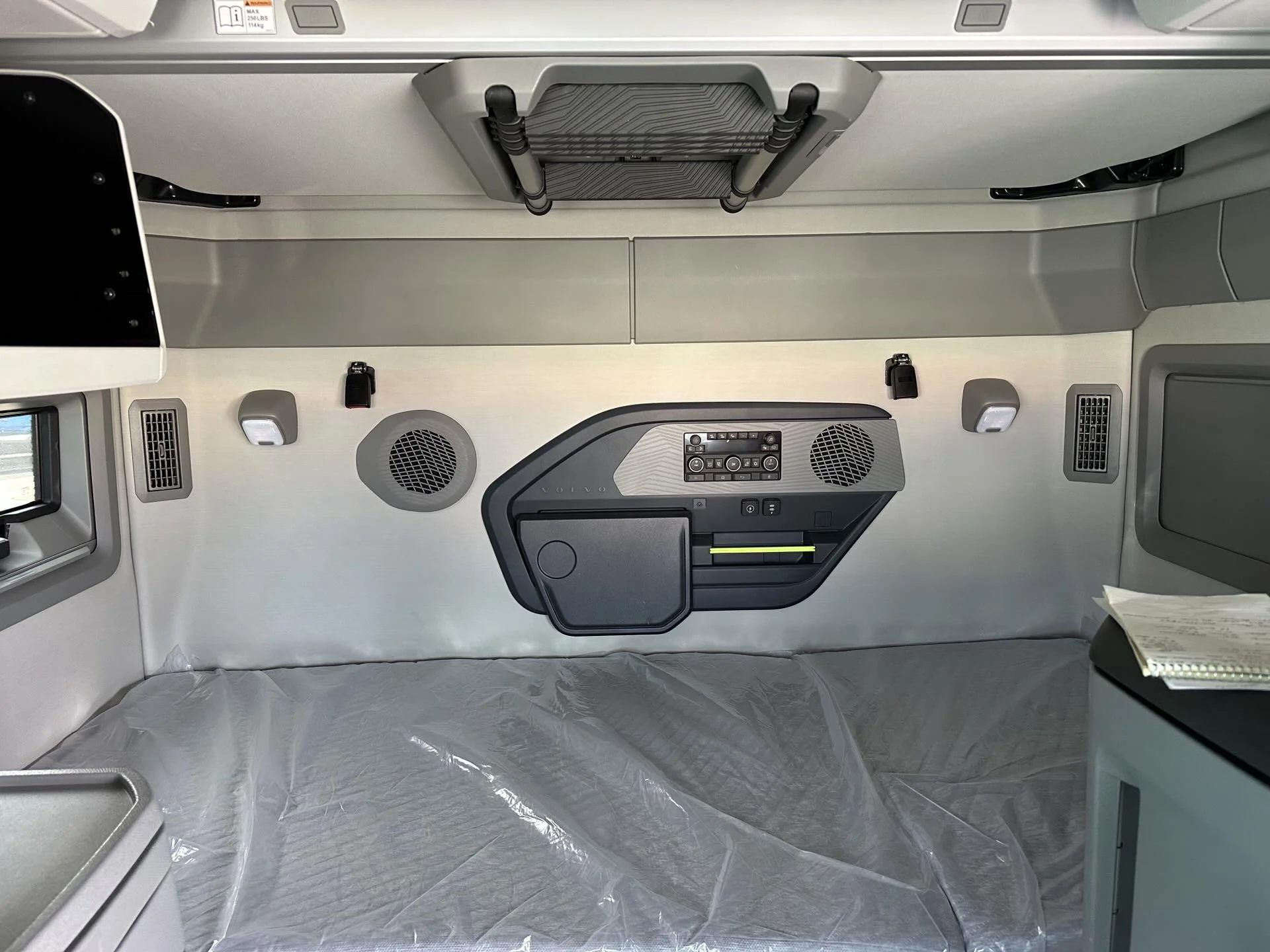 2026 Volvo VNL 860 - image 9