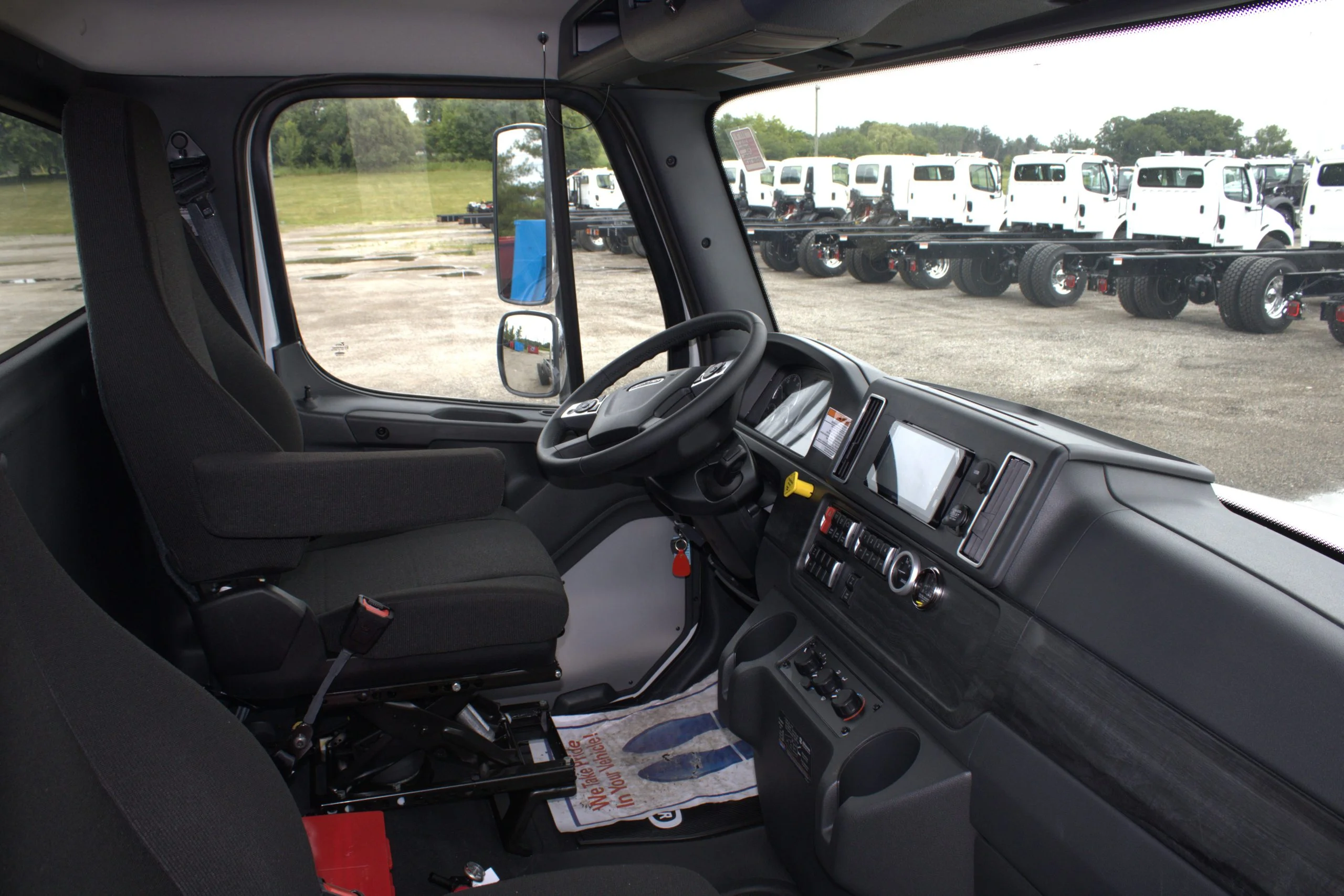2027 Freightliner eM2 — photo 6