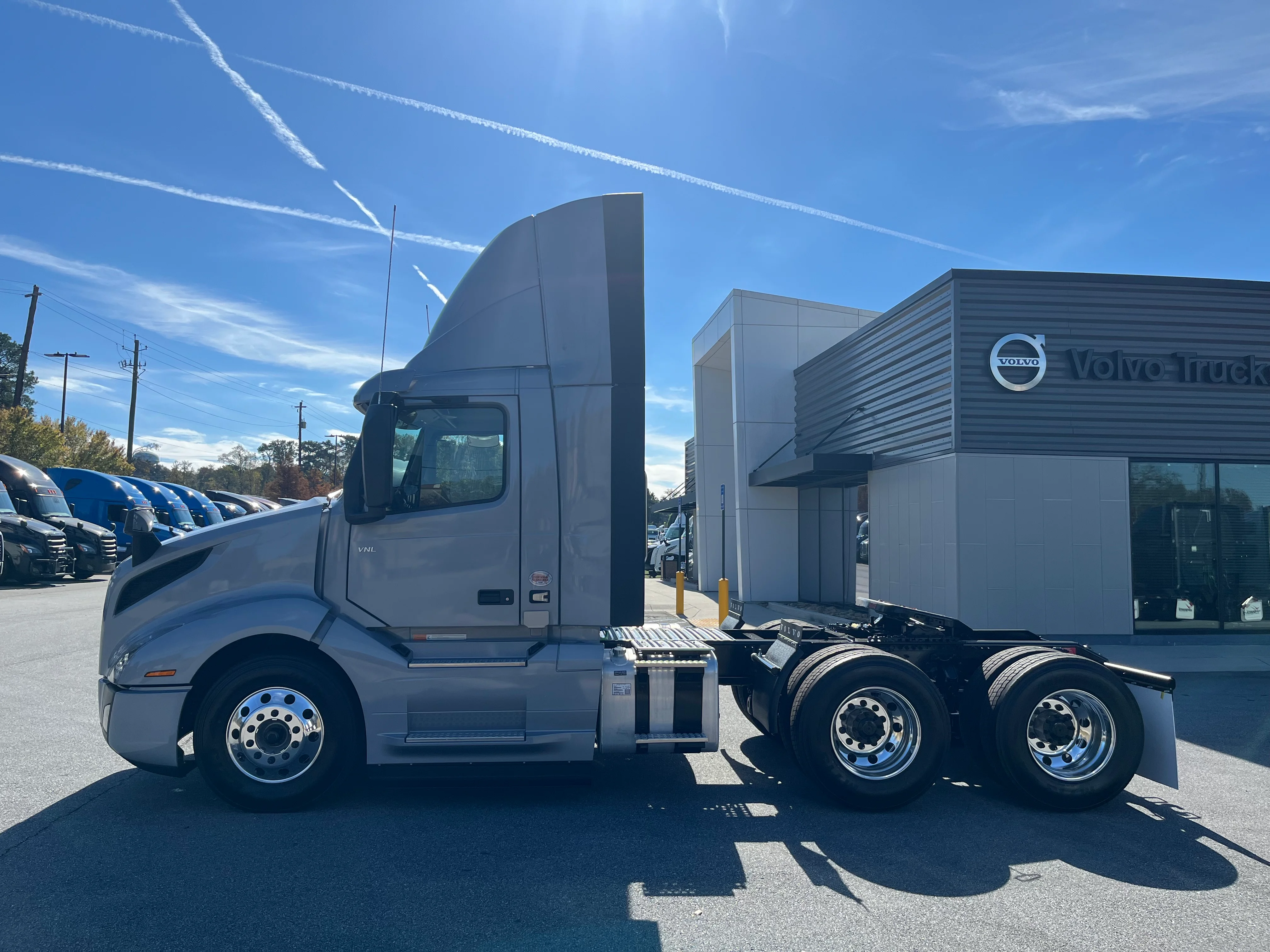 2025 Volvo VNL 300 in Adairsville, GA — photo 6