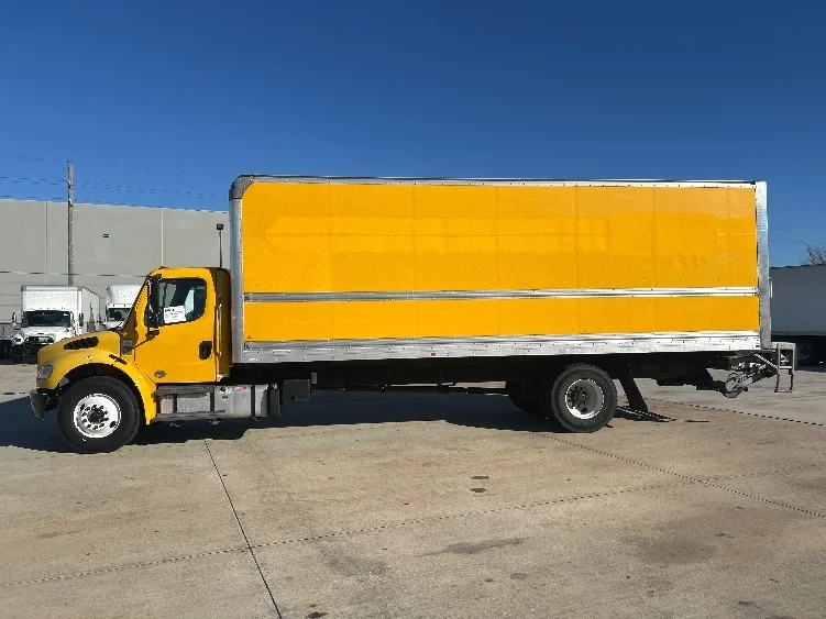 2022 Freightliner M2 106 in Houston, TX — photo 4
