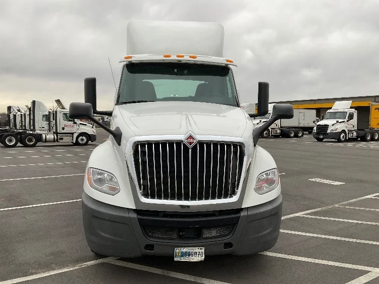 2019 International LT - image 2