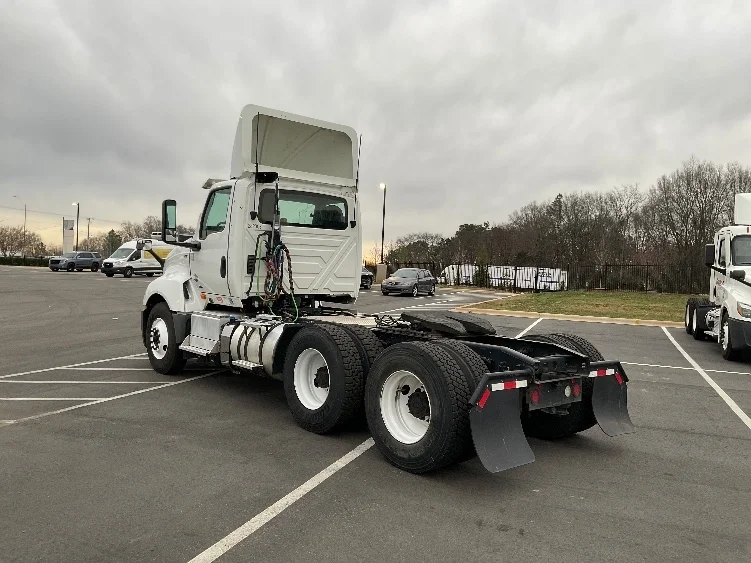 2019 International LT - image 5