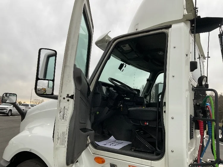 2019 International LT - image 9