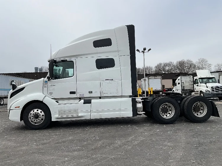 2022 Volvo VNL 760 - image 4