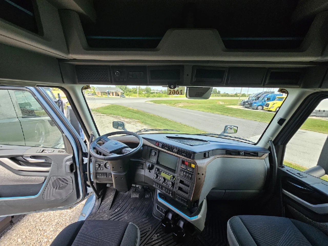 2025 Volvo in Kahoka, MO — photo 6