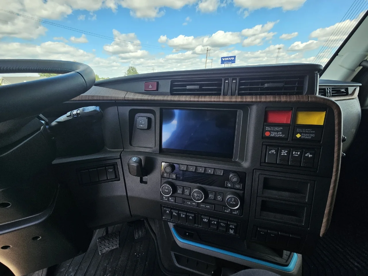2025 Volvo in Kahoka, MO — photo 7