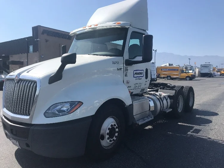 2020 International LT - image 3