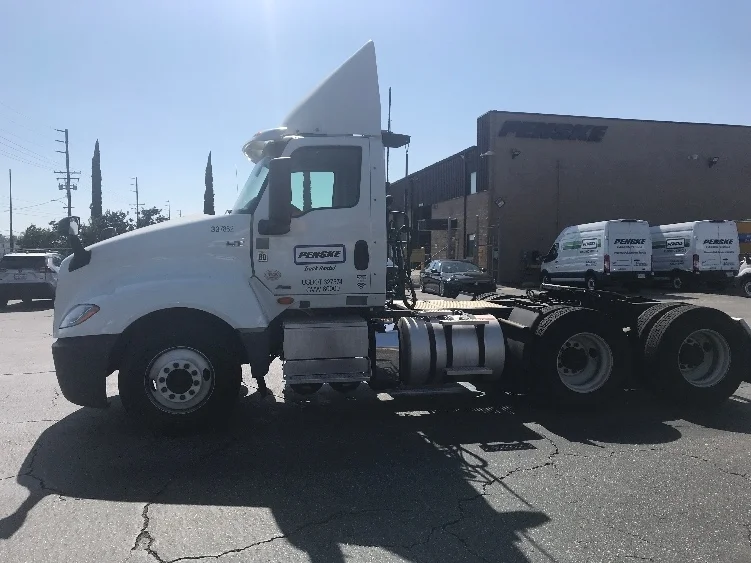 2020 International LT - image 4