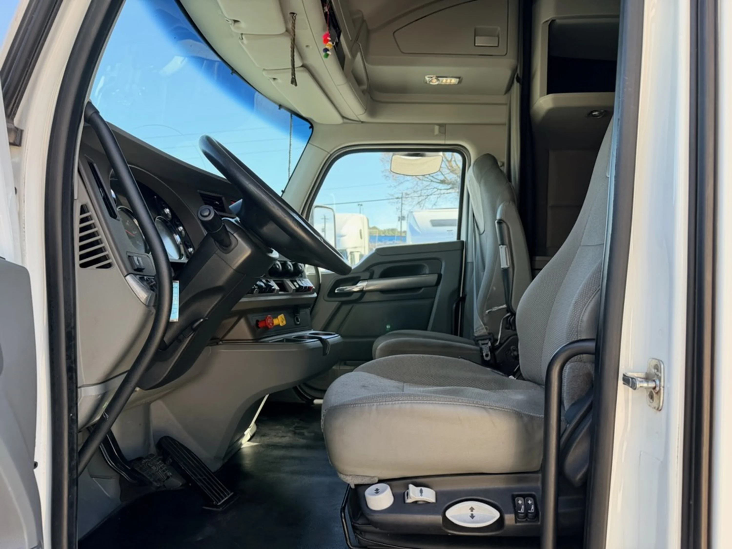 2019 Kenworth T680 - image 8