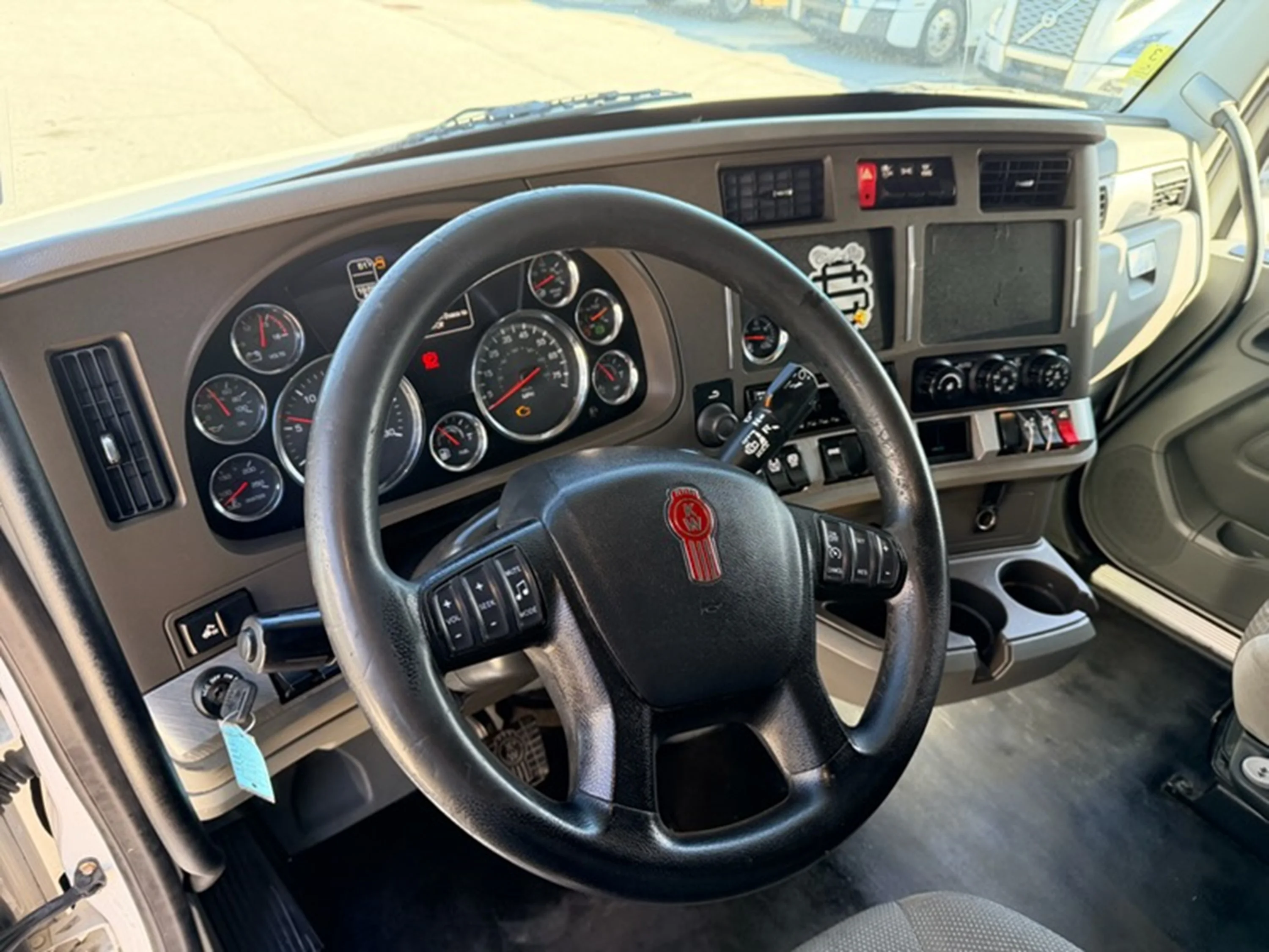 2019 Kenworth T680 - image 9