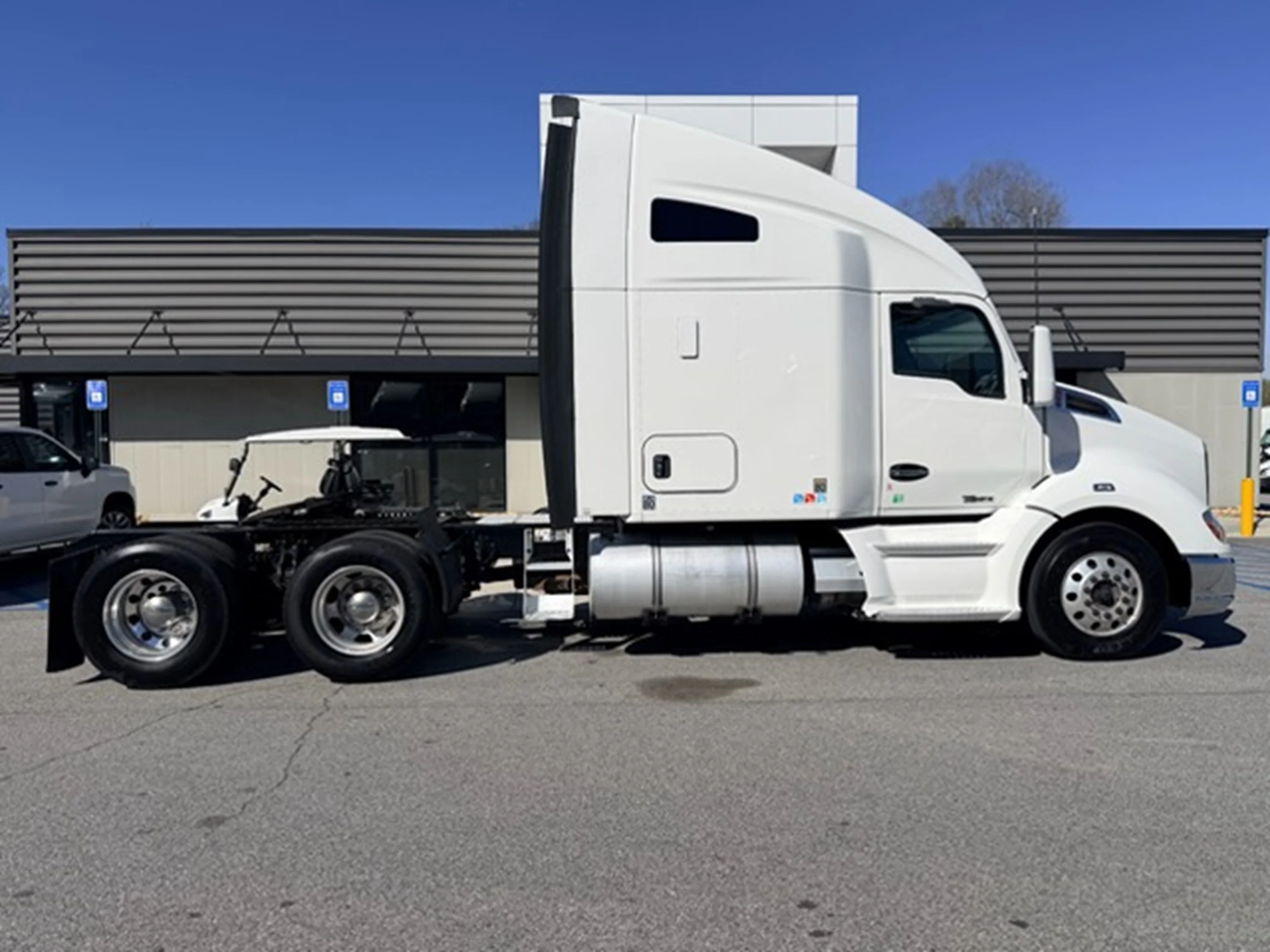 2019 Kenworth T680 - image 2