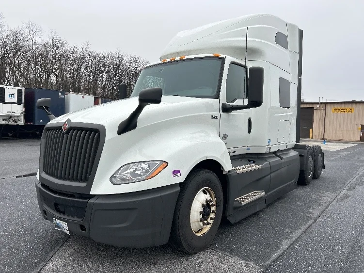 2023 International LT - image 3