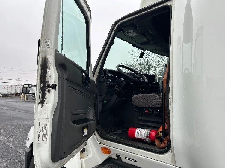 2023 International LT - image 9