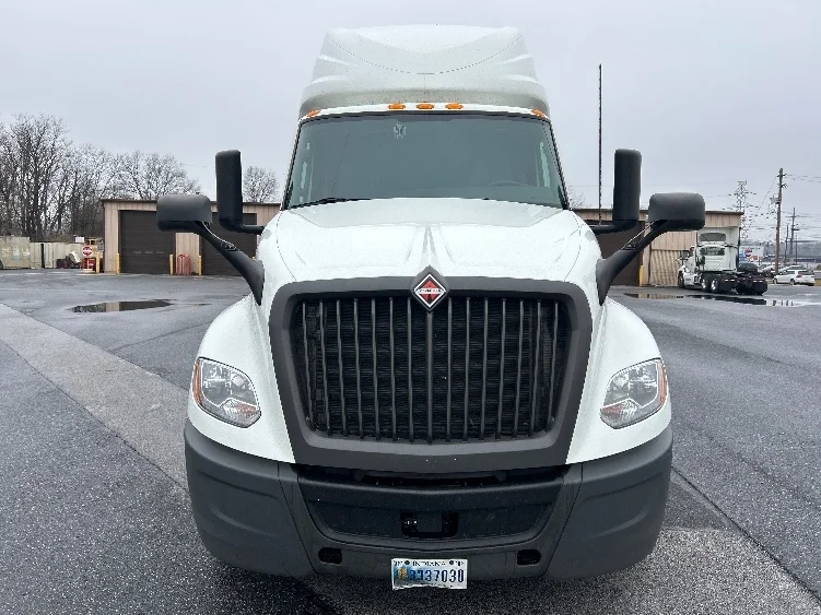 2023 International LT - image 2