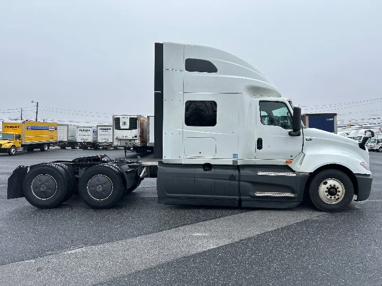 2023 International LT - image 8