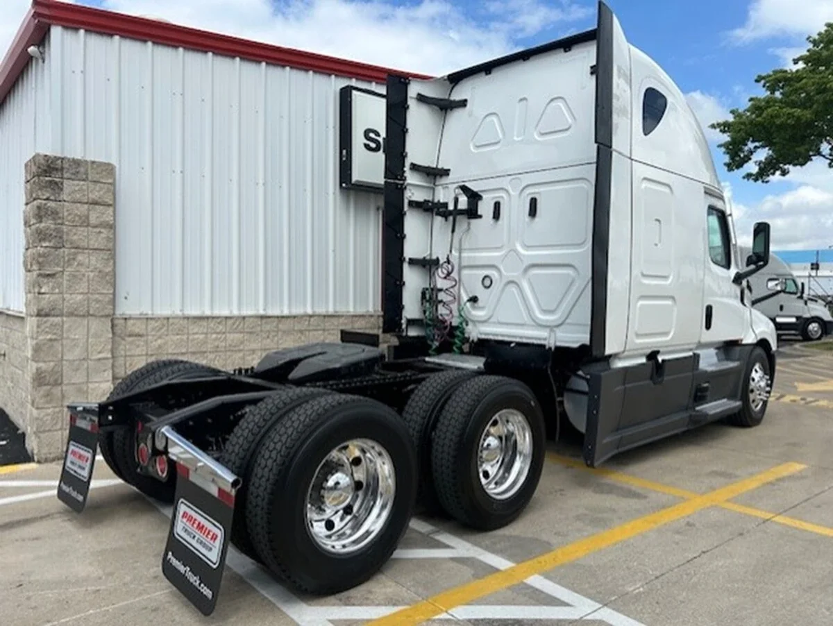 2024 Freightliner Cascadia - image 8